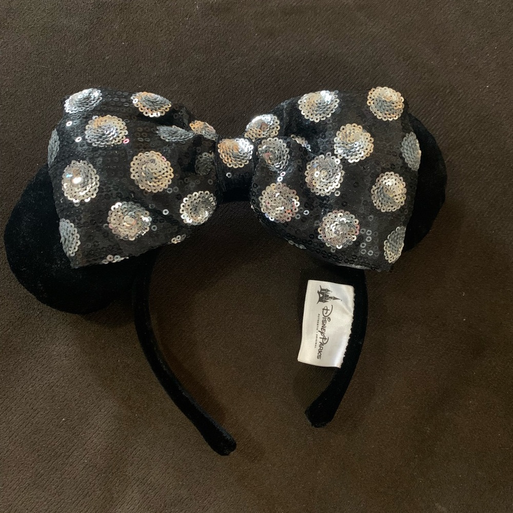 Disney parks Minnie Mouse ears with removable sequin bow